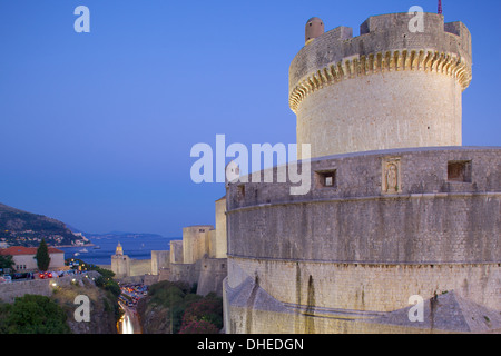 Fort Minceta e vecchie mura della città al tramonto, Sito Patrimonio Mondiale dell'UNESCO, Dubrovnik, Dalmazia, Croazia, Europa Foto Stock