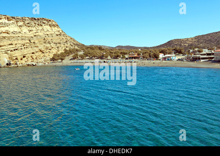 Matala, famoso per le sue imponenti formazioni di roccia arenaria scogliere e grotte, dal punto di vista della baia di Messara, Creta, Grecia. Foto Stock