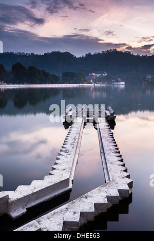 Lago Kandy e del Tempio del Sacro Dente reliquia (Sri Dalada Maligawa) di notte, Kandy, UNESCO, provincia centrale, Sri Lanka Foto Stock