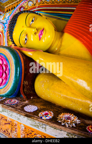 Reclinazione colorata statua di Buddha a Isurumuniya Vihara, Anuradhapura, Sito Patrimonio Mondiale dell'UNESCO, Sri Lanka,Asia Foto Stock