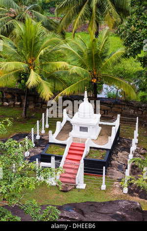 Vihara Isurumuniya, un buddista tempio nella grotta nel Triangolo Culturale, Anuradhapura, Sito Patrimonio Mondiale dell'UNESCO, Sri Lanka, Asia Foto Stock