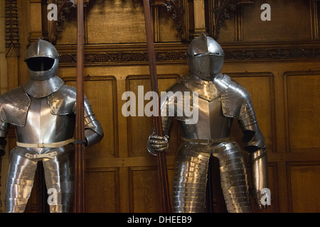 La corazza si adatta sul display interno della grande hall, il Castello di Edimburgo, Edimburgo, Scozia, la principale attrazione turistica di Edimburgo. Foto Stock