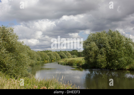 Vista durante una passeggiata lungo il fiume lungo il memorandum di Wye in Ross-On-Wye, Inghilterra. Foto Stock