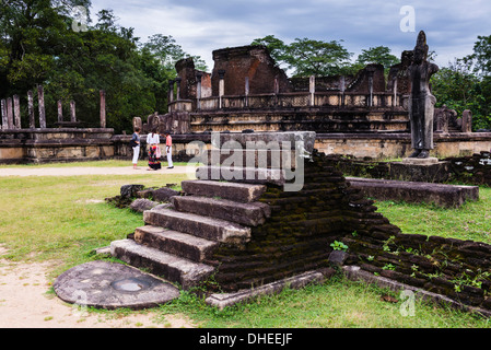 Bodhisattva Santuario e Vatadage (Circolare reliquia Casa) in Polonnaruwa quadrangolo, Sito Patrimonio Mondiale dell'UNESCO, Sri Lanka, Asia Foto Stock