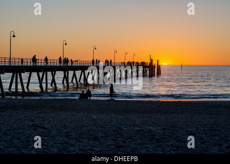 Pontile di Glenelg e la spiaggia in Australia al tramonto Foto Stock