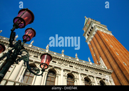 San Marco è il campanile in Piazza San Marco, Venezia, Sito Patrimonio Mondiale dell'UNESCO, Veneto, Italia, Europa Foto Stock