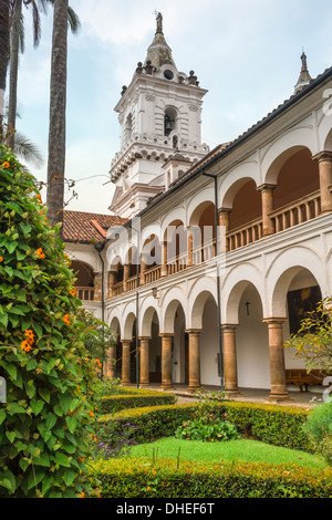 Il chiostro e la chiesa di San Francisco e il convento, Quito, Sito Patrimonio Mondiale dell'UNESCO, Provincia Pichincha, Ecuador Foto Stock