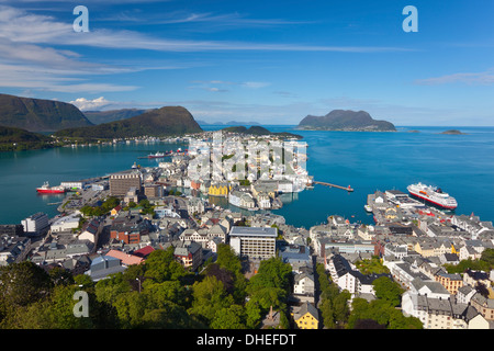 Vista in elevazione su Alesund, Sunnmore, More og Romsdal, Norvegia, Scandinavia, Europa Foto Stock