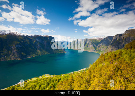 Elevata vista sul fiordo di Aurlands, Sogn og Fjordane, Norvegia, Scandinavia, Europa Foto Stock