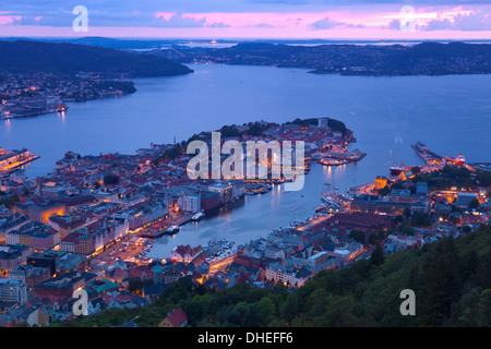 Vista in elevazione oltre il centro di Bergen al tramonto, Bergen Hordaland, Norvegia, Scandinavia, Europa Foto Stock