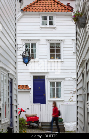 Stretti vicoli in ciottoli e di edifici in legno in Bergen la Città Vecchia (Gamla Stan), Bergen Hordaland, Norvegia, Scandinavia, Europa Foto Stock