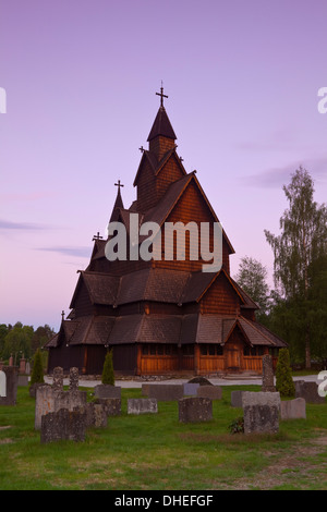 Gli impressionanti esterni di Heddal doga chiesa norvegese del legno più grande, Stavekirke Notodden, Telemark, Norvegia e Scandinavia Foto Stock