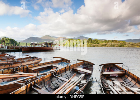 Barche a remi sulla Derwent Water, Keswick, Parco Nazionale del Distretto dei Laghi, Cumbria, England, Regno Unito, Europa Foto Stock