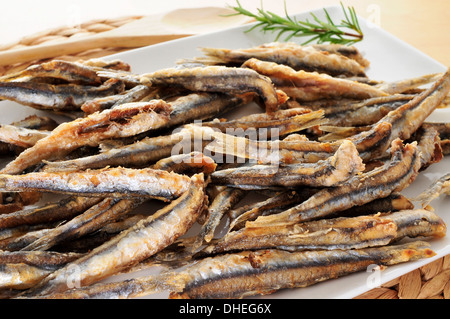 Ingrandimento di una piastra con lo spagnolo boquerones fritos martoriato e alici fritte tipiche in Spagna Foto Stock