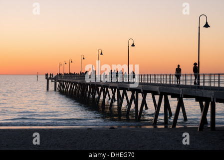 Pontile di Glenelg e la spiaggia in Australia al tramonto Foto Stock