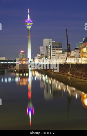 Torre Rheinturm a Media Harbour (Medienhafen), Dusseldorf, Renania settentrionale-Vestfalia, Germania, Europa Foto Stock