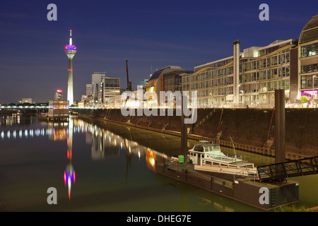 Torre Rheinturm a Media Harbour (Medienhafen), Dusseldorf, Renania settentrionale-Vestfalia, Germania, Europa Foto Stock