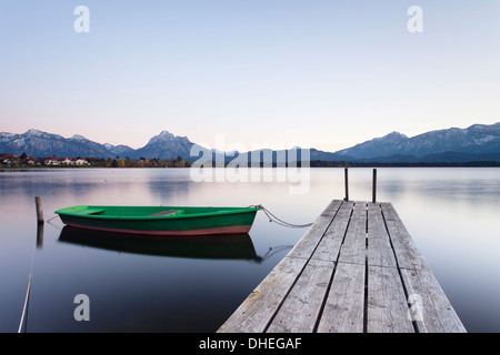 Barca a remi sul Lago Hopfensee al tramonto, vicino a Fussen, Allgau, Allgau Alpi, Baviera, Germania, Europa Foto Stock