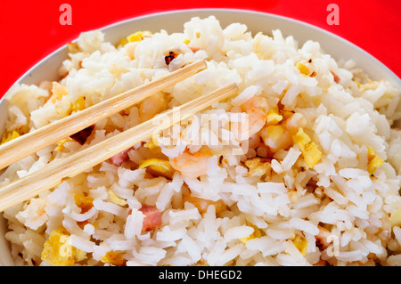 Primo piano di una ciotola con appetitose cinese riso fritto Foto Stock