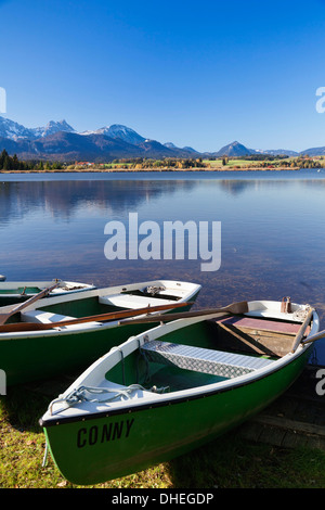 Barche a remi sul Lago Hopfensee, vicino a Fussen, Allgau, Baviera, Germania, Europa Foto Stock