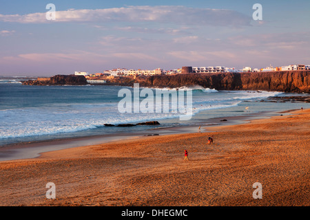 La spiaggia Playa del Castillo al tramonto, El Cotillo, Fuerteventura, Isole Canarie, Spagna, Atlantico, Europa Foto Stock