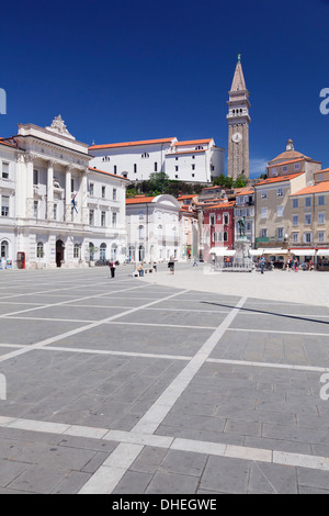 Città vecchia con piazza Tartini, il municipio e la cattedrale di San Giorgio, pirano, Istria, Slovenia, Europa Foto Stock