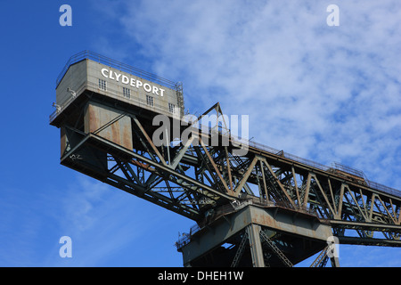 Finnieston gru o Stobcross gru disued ora ma un punto di riferimento di ingegneria Scozzese, a nord del fiume Clyde a Glasgow Foto Stock