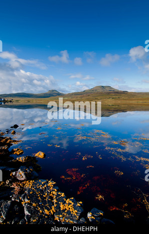 Seascape di Loch Dunvegan sull'Isola di Skye, con Macleod la tabella in background, Isola di Skye, Ebridi Interne, Scotland, Regno Unito Foto Stock