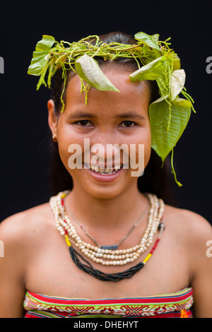 Bella la minoranza Tompuon donna con testa decorazione - provincia di Ratanakiri, Cambogia Foto Stock