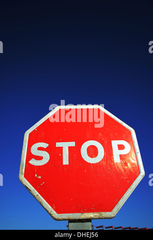 Stop rosso con sfondo blu Foto Stock