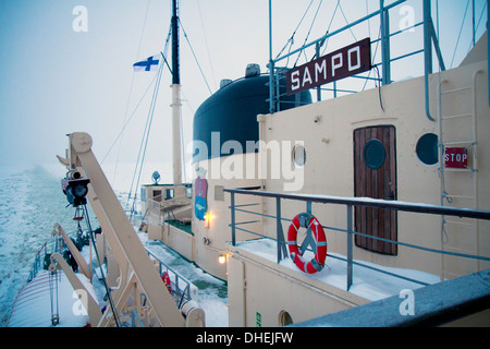 Nave rompighiaccio. Fotografato nel circolo polare artico, Lapponia Svezia Foto Stock