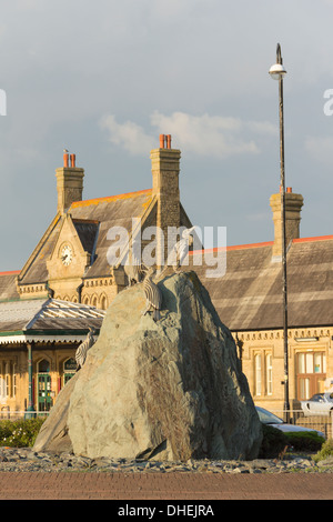 Statue di cormorani sul lungomare di Blackpool, Lancashire, di fronte alla vecchia stazione, parte dell'illustrazione 'Tern progetto". Foto Stock