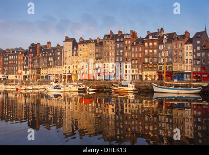 Barche ormeggiate presso il vecchio dock, Honfleur, Normandia, Francia Foto Stock