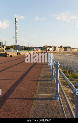 Estremità sud di Morecambe promende in Lancashire, guardando a sud verso il basso Marine Road a ovest verso la ex Frontierland fiera. Foto Stock