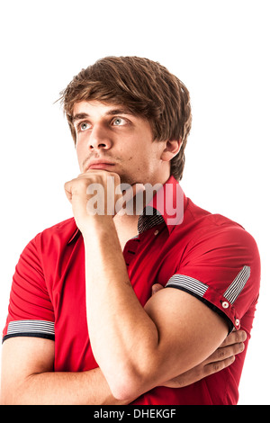 Ritratto di pensieroso Giovane Uomo in camicia rossa isolate su sfondo bianco Foto Stock