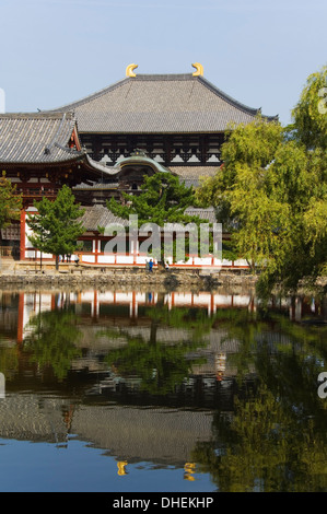 La riflessione di Todaiji Big Buddha tempio costruito nel VIII secolo, UNESCO, Nara City, Prefettura di Nara, isola di Honshu, Giappone Foto Stock