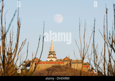 Una luna piena che si innalzano per oltre un stile tibetano stupa per motivi di Yuquan mountain, Distretto Haidian, Pechino, Cina e Asia Foto Stock
