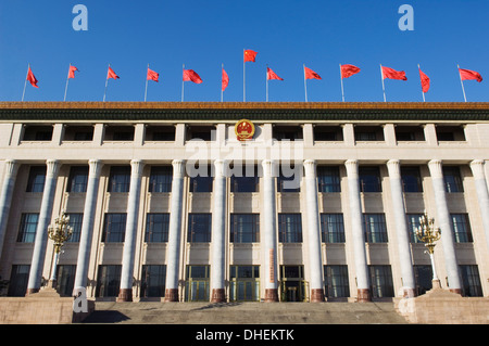 Cinese bandiere nazionali su un edificio del governo di piazza Tiananmen Pechino CINA Foto Stock