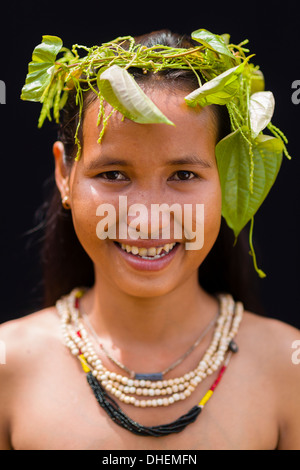 Giovani minoranza Tompuon donna con decorazione in foglia - provincia di Ratanakiri, Cambogia Foto Stock