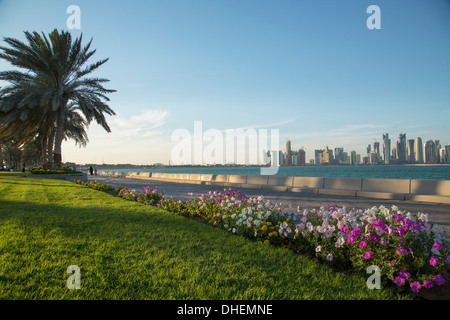 Il futuristico di grattacieli in lontananza lo skyline di Doha, Qatar, Medio Oriente Foto Stock