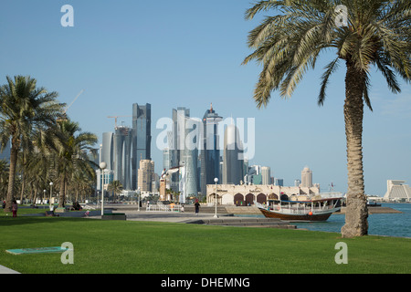 Il futuristico grattacieli sullo skyline di Doha, Qatar, Medio Oriente Foto Stock