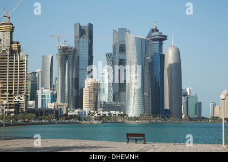 Il futuristico grattacieli sullo skyline di Doha, Qatar, Medio Oriente Foto Stock