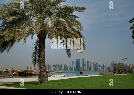 Il futuristico di grattacieli in lontananza lo skyline di Doha, Qatar, Medio Oriente Foto Stock