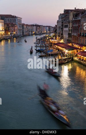 Il Canal Grande dal Ponte di Rialto di notte, Venezia, Sito Patrimonio Mondiale dell'UNESCO, Veneto, Italia, Europa Foto Stock
