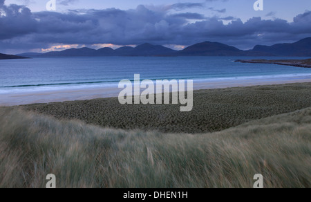 La vista sulle dune a Luskentire con le montagne del nord Harris in background, Ebridi Esterne Foto Stock