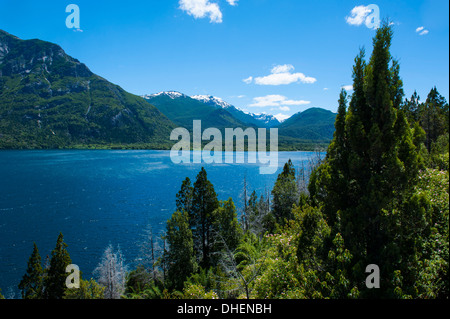 Bellissimo lago di montagna nella Los Alerces National Park, Chubut, Patagonia, Argentina Foto Stock