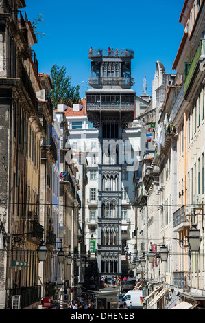 Il vecchio Elevador de Santa Justa a Lisbona, Portogallo, Europa Foto Stock