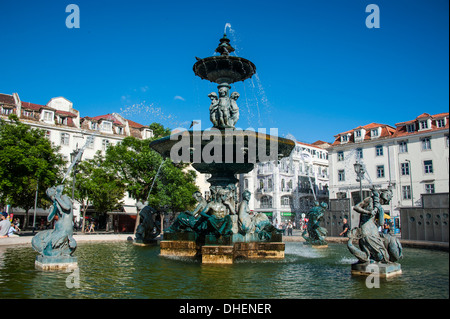 La fontana della piazza Rossio (Piazza Pedro IV), Lisbona, Portogallo, Europa Foto Stock