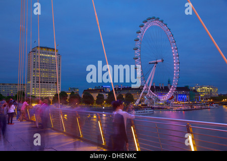 Il fiume Tamigi e il London Eye dal Golden Jubilee Bridge al tramonto, London, England, Regno Unito, Europa Foto Stock