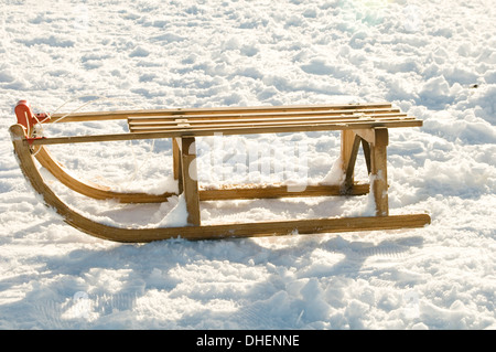 Toboggan scivoli slitta slittino neve inverno slittino slittino in legno tradizionali in legno Foto Stock